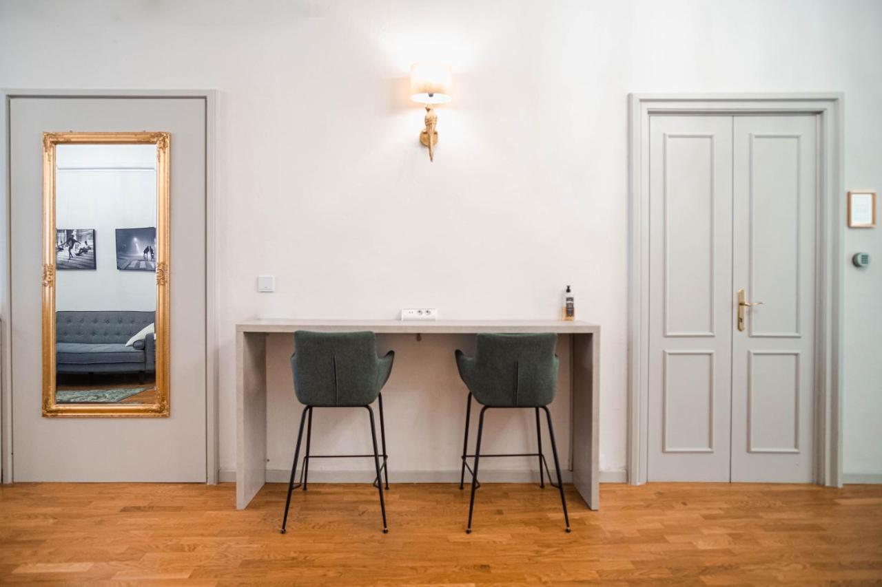 The Host Hostel Parma Bagian luar foto