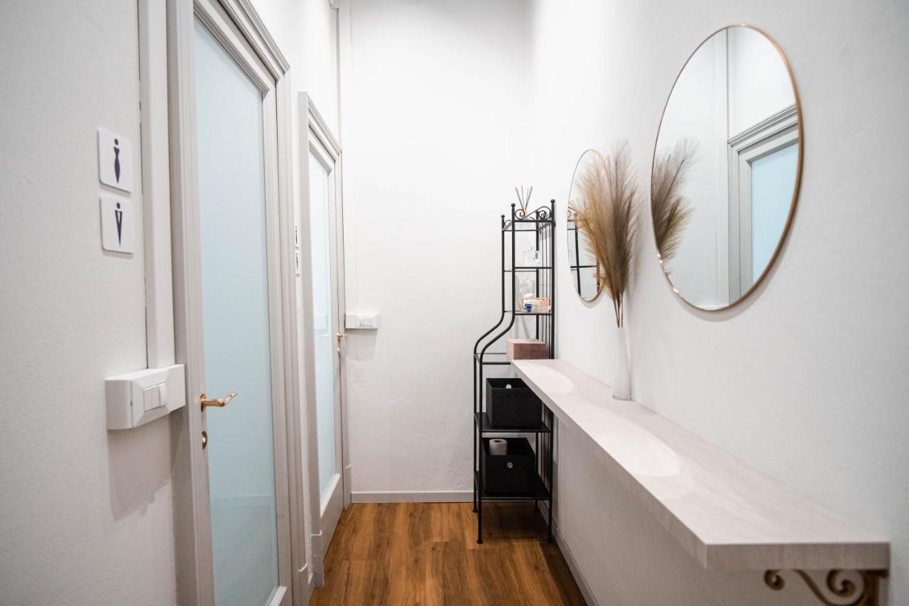 The Host Hostel Parma Bagian luar foto