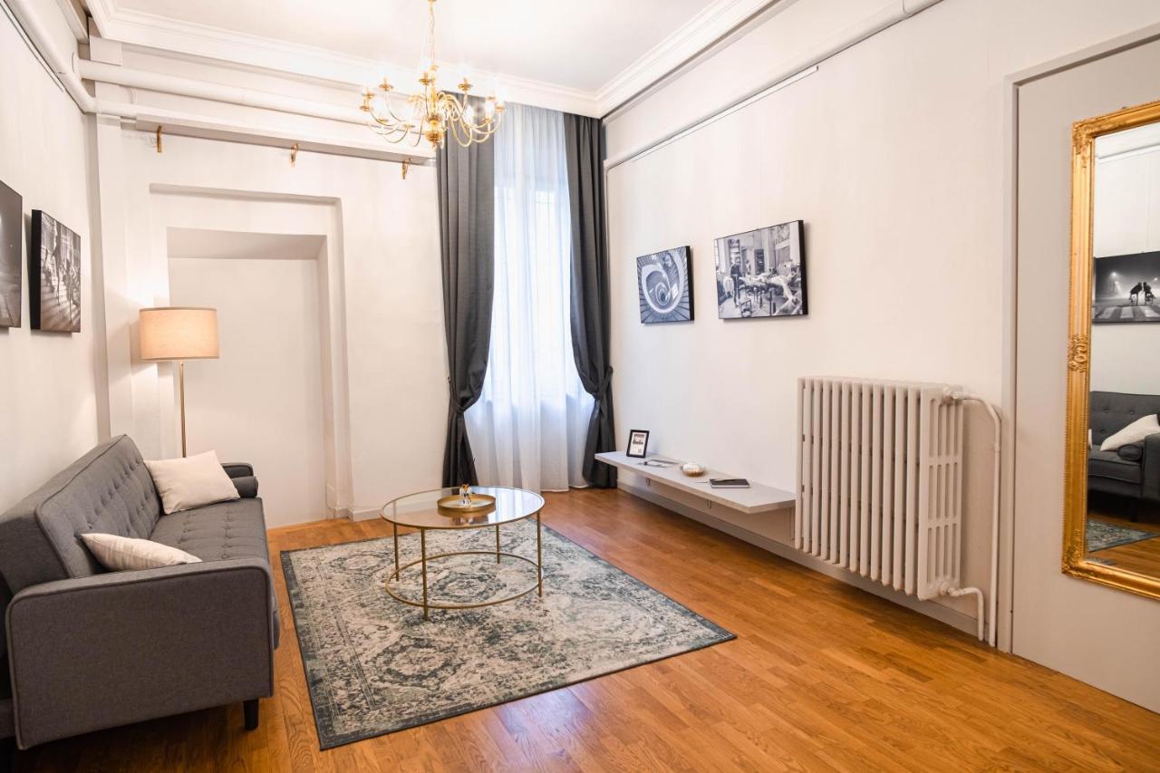 The Host Hostel Parma Bagian luar foto