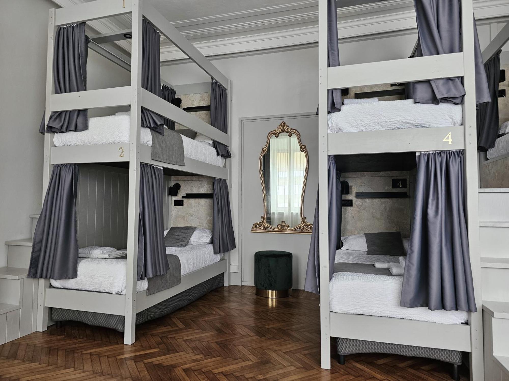 The Host Hostel Parma Bagian luar foto