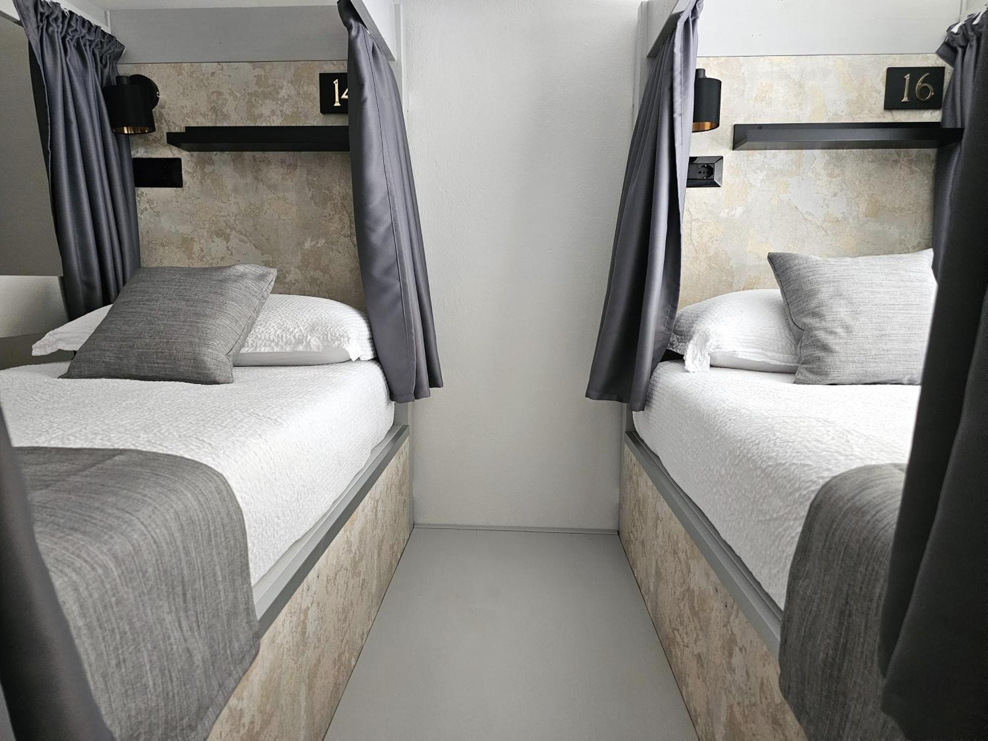The Host Hostel Parma Bagian luar foto
